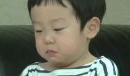 三个人吃大瓜视频,共享美味时光