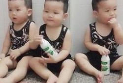 小孩跟妈妈吃瓜视频,宝宝与妈妈共享甜蜜吃瓜瞬间