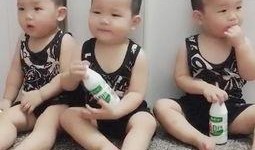 小孩跟妈妈吃瓜视频,宝宝与妈妈共享甜蜜吃瓜瞬间