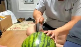 一家人吃瓜的视频,共享夏日吃瓜时光