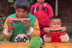 喝酒吃瓜的搞笑视频