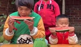 喝酒吃瓜的搞笑视频