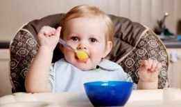 宝贝吃小瓜吐酸水视频,意外吐酸水，萌态十足引网友热议