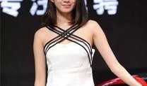成都车展模特吃瓜视频,现场一幕成焦点