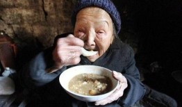 老太吃瓜暴毙视频,一场悲剧引发的食品安全警示