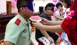兵哥哥吃瓜比赛搞笑视频,军营里的欢乐“战场”