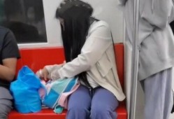 女子地铁吃瓜视频大全,女子吃瓜视频大盘点