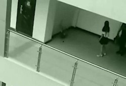 吃瓜大瓜监控下的一幕视频,吃瓜群众围观大瓜现场