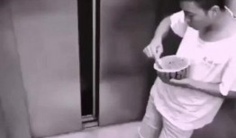 吃瓜大瓜监控下的一幕视频,吃瓜群众围观大瓜现场