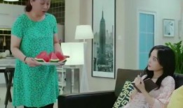 女孩让妈妈吃瓜视频,妈妈笑翻！女孩创意视频让妈妈吃瓜成网红