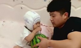 萌娃吃瓜搞笑视频集锦,童趣无限笑翻天