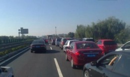 高速路上吃瓜堵车视频大全,趣味视频大全揭秘堵车背后的欢乐瞬间