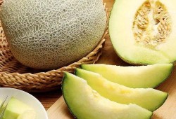 外国小哥吃大挂蜜瓜视频,甜蜜滋味征服味蕾