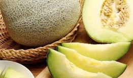 外国小哥吃大挂蜜瓜视频,甜蜜滋味征服味蕾