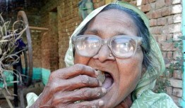 老太吃瓜暴毙视频,一场悲剧引发的食品安全警示