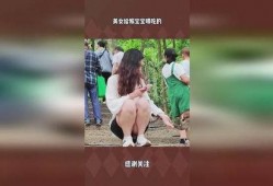 女生喂猴子吃瓜的视频,女生与猴共度欢乐时光