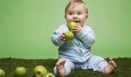 宝贝吃小瓜吐酸水视频,意外吐酸水，萌态十足引网友热议