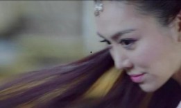 女子吃瓜憋笑视频在线观看,网友直呼“太可爱”！