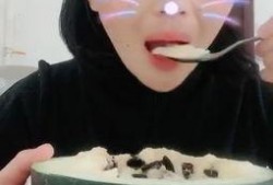 三个人吃大瓜视频,共享美味时光