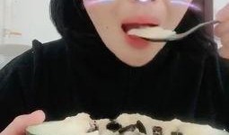 三个人吃大瓜视频,共享美味时光