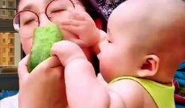 萌娃吃瓜搞笑视频集锦,童趣无限笑翻天