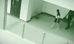 吃瓜大瓜监控下的一幕视频,吃瓜群众围观大瓜现场