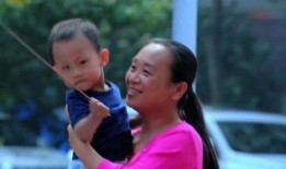 大妈给小孩买烂瓜吃视频,一场关于食品安全的教育警示