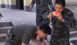 兵哥哥吃瓜比赛搞笑视频,军营里的欢乐“战场”
