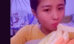 小姐姐吃瓜的视频,小姐姐带你领略吃瓜界的欢乐时光