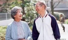 外国老人假装吃瓜视频大全,老外模仿吃瓜瞬间，笑料百出！