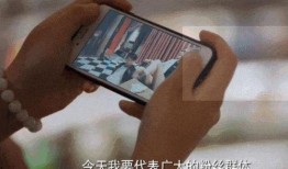 吃瓜群众拿手机拍视频,记录生活瞬间