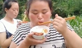 大姐在外面唱歌吃瓜视频,围观群众吃瓜不停，现场热闹非凡