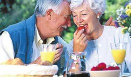 外国老人假装吃瓜视频大全,老外模仿吃瓜瞬间，笑料百出！