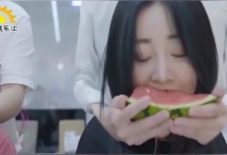 小姐姐吃瓜的视频,小姐姐带你领略吃瓜界的欢乐时光