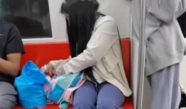 女子地铁吃瓜视频大全,女子吃瓜视频大盘点