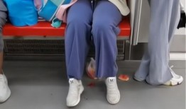 女子地铁吃瓜视频大全,女子吃瓜视频大盘点
