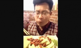 东北真实吃瓜视频下载,揭秘东北特色美食背后的故事