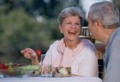 外国老人假装吃瓜视频大全,老外模仿吃瓜瞬间，笑料百出！