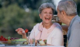 外国老人假装吃瓜视频大全,老外模仿吃瓜瞬间，笑料百出！