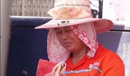 村里吃瓜叔叔阿姨视频,视频记录乡村生活趣事