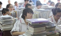 高考减压视频吃瓜,吃瓜视频助学子轻松迎考