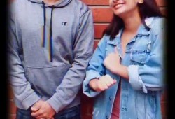 大姐在外面唱歌吃瓜视频,围观群众吃瓜不停，现场热闹非凡