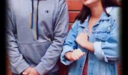 大姐在外面唱歌吃瓜视频,围观群众吃瓜不停，现场热闹非凡